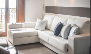 Ein Sitzbereich in der Unterkunft Circus House, TarracoHomes