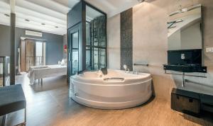 ein großes Badezimmer mit Badewanne und Waschbecken in der Unterkunft Circus House, TarracoHomes in Tarragona