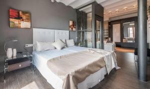 ein Schlafzimmer mit einem großen weißen Bett in einem Zimmer in der Unterkunft Circus House, TarracoHomes in Tarragona