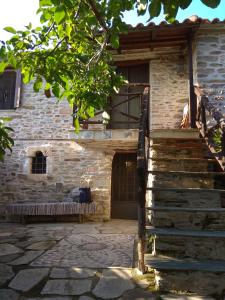 アフィソスにあるPelion Zervochiaの石造りの家