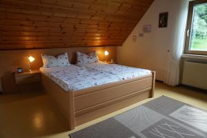 מיטה או מיטות בחדר ב-Ferienwohnung Thömmes