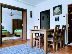 uma sala de jantar com uma mesa de madeira e cadeiras em Apartment Marta em Lipno nad Vltavou