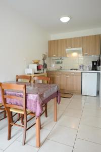 cocina con mesa y sillas en una habitación en Gîte des Mesanges, en Haybes