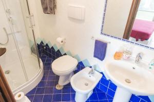 La salle de bains est pourvue de toilettes, d'un lavabo et d'une douche. dans l'établissement Chiaro di Luna, à Villammare