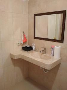 Hotel Elita في أوديسا: حمام مع حوض ومرآة