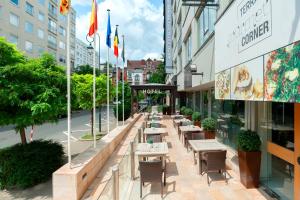 une rue avec des tables et des chaises devant un bâtiment dans l'établissement Catalonia Brussels, à Bruxelles