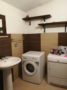 ザンブローネにあるVilla Collemareのバスルーム(洗濯機、シンク付)