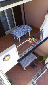 an overhead view of a table and bench with flowers at Residence Mirage Milazzo in Milazzo