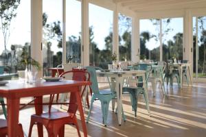 切萨雷奥港L'Ulivo e la Stella的一间空餐厅,配有桌椅和窗户