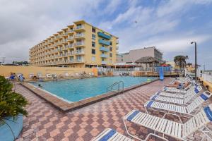 Πισίνα στο ή κοντά στο Daytona Beach studio condo with beautiful Ocean view