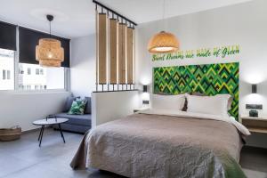 Un pat sau paturi într-o cameră la The Athenians Modern Apartments