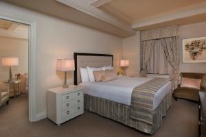 
A bed or beds in a room at Warwick New York
