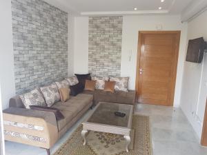 sala de estar con sofá y mesa de centro en Appartement S+1 Jardin De Carthage en Túnez