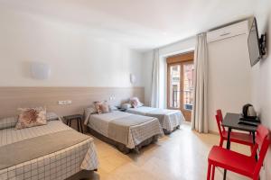 Postel nebo postele na pokoji v ubytování Hostal Castilla II Puerta del Sol