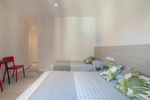 Postel nebo postele na pokoji v ubytování Hostal Castilla II Puerta del Sol