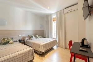 Postel nebo postele na pokoji v ubytování Hostal Castilla II Puerta del Sol