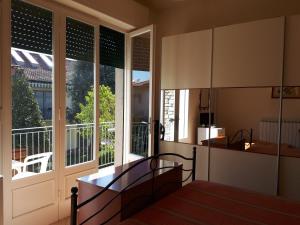 Zimmer mit großen Fenstern und einer Treppe in der Unterkunft Il Mirto in Viareggio