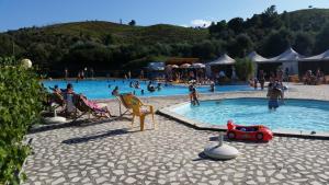 Bazén v ubytování Camping La Gemma nebo v jeho okolí