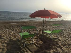 シャッカにある3Sireneのビーチでの椅子2脚とパラソル1本
