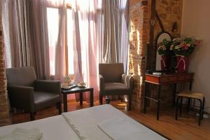 A seating area at Ionia rooms