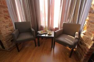 A seating area at Ionia rooms