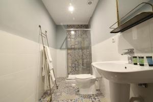 Un baño de AbraCadabra Suites