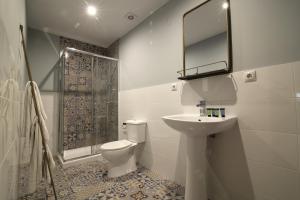Un baño de AbraCadabra Suites