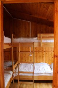 ウストロニエ・モルスキエにあるPOLA Ustronie Morskieのキャビン 二段ベッド3組が備わる客室です。