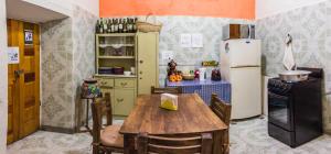 Η κουζίνα ή μικρή κουζίνα στο Casa Lupita Hostel