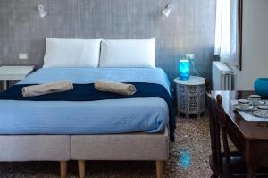a bedroom with a bed with two pillows on it at Appartamento Azzurro Two Bathrooms in Venice