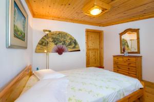 a bedroom with a bed and a wooden ceiling at Spiti Ena in Theologos