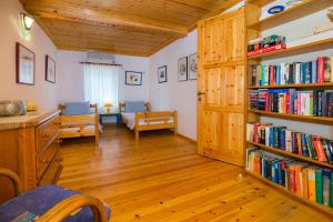 The library in the holiday home