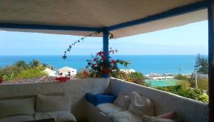 balcón con vistas al océano en Casa KoKopelli, en Ballenita