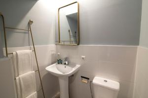 Un baño de AbraCadabra Suites