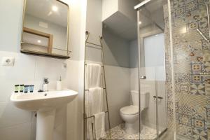 Un baño de AbraCadabra Suites