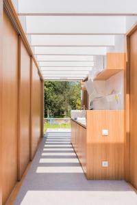 um corredor de um edifício com armários de madeira em Bungalow Camping Los Manzanos em Santa Cruz de Oleiros