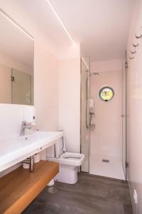 W łazience znajduje się umywalka, toaleta i prysznic. w obiekcie Bungalow Camping Los Manzanos w mieście Santa Cruz de Oleiros