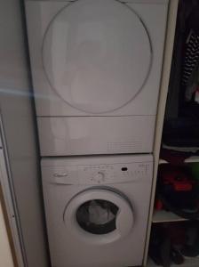 a washing machine and a washer in a room at Grønnegade - tæt på centrum in Esbjerg