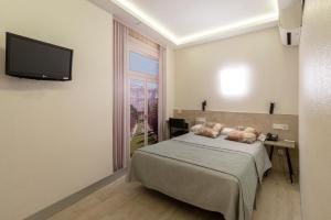 Postel nebo postele na pokoji v ubytování Hostal Castilla II Puerta del Sol
