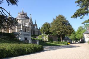 a large building with a dome on top of it at Appartement Hyper centre Silencieux Lumineux in Dreux