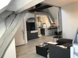 a living room with a couch and a table at Appartement Hyper centre Silencieux Lumineux in Dreux