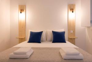een slaapkamer met een bed met twee kussens erop bij Destino Lisboa Apartments in Lissabon