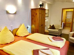 Ένα ή περισσότερα κρεβάτια σε δωμάτιο στο Zum fröhlichen Weinberg