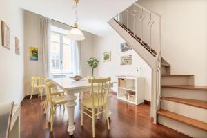 een keuken en eetkamer met een tafel en stoelen bij CS Spanish Steps Luxury Apartment in Rome