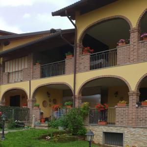 un edificio con balconi e piante in vaso di Appartamento LUCE a Volpiano