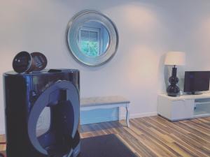 ジェロナ・グラにあるFocus Apartamentのリビングルーム(テーブル、鏡付)