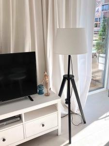 Televízia a/alebo spoločenská miestnosť v ubytovaní Widok na Mazury Apartament przy Porcie