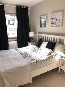 sypialnia z łóżkiem i rowerem na ścianie w obiekcie Widok na Mazury Apartament przy Porcie w mieście Giżycko