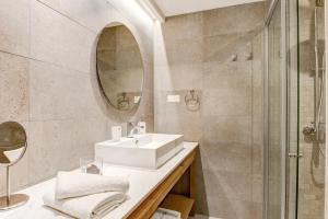 Kúpeľňa v ubytovaní Anemolia Parga Suites