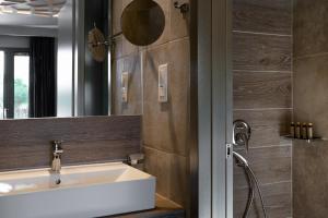 A bathroom at KB Ammos